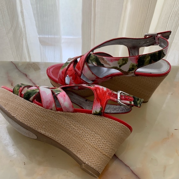 MARC FISHER/ floral wedges - Picture 8 of 8